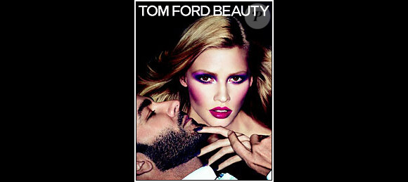 Lara Stone pose pour présenter la nouvelle ligne de maquillage de Tom Ford, avec Tom Ford !