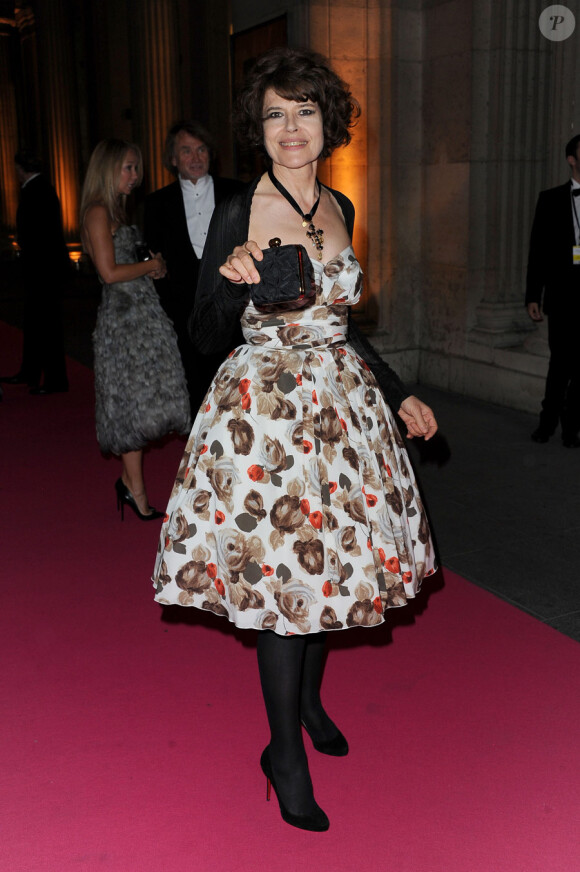 Fanny Ardant lors du dîner de gala caritatif de la manifestation "Liaisons Au Louvre" à Paris le 14 juin 2011