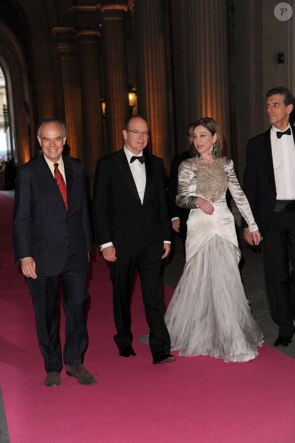 Frédéric Mitterrand, Albert de Monaco et Becca Cason Thrash lors du dîner de gala caritatif de la manifestation "Liaisons Au Louvre" à Paris le 14 juin 2011