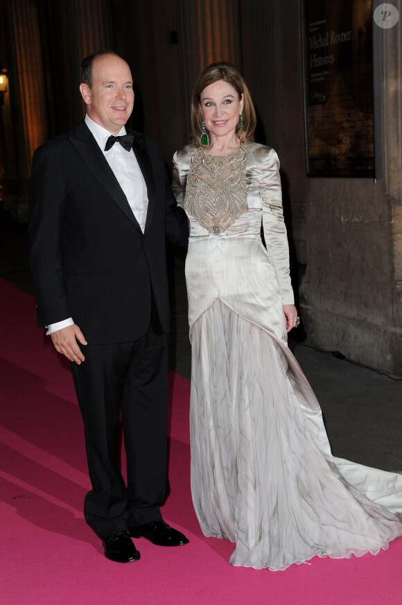 Albert de Monaco et Becca Cason Thrash lors du dîner de gala caritatif de la manifestation "Liaisons Au Louvre" à Paris le 14 juin 2011