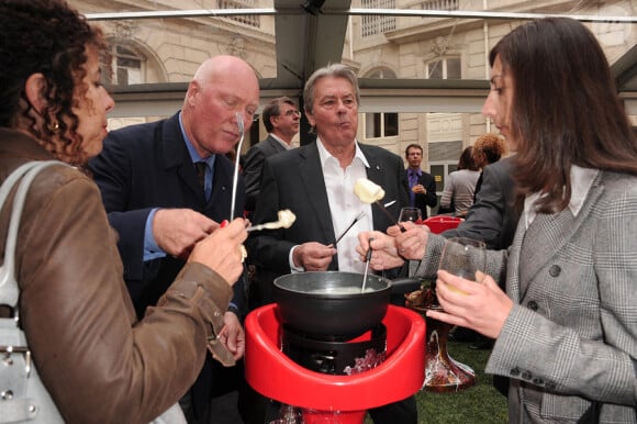 Alain Delon lors de l'inauguration de la boutique Hublot située Place Vendôme à Paris le 14 juin 2011 : l'heure de la fondue