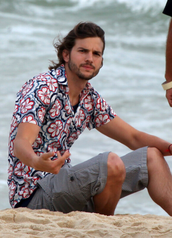 Ashton Kutcher sur la plage de Rio de Janeiro le 14 juin 2011 en pleine séance photo pour la maison Colcci. 