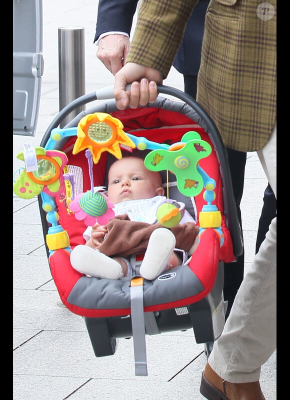 Rod Stewart arrive avec son bébé Aiden au Ritz, le 15 juin 2011