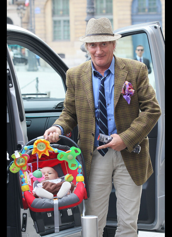 Rod Stewart est trop fier de son bébé, Aiden, qu'il a eu avec son épouse, Penny Lancaster ! Paris,15 juin 2011
