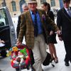 Rod Stewart arrive à Paris avec sa femme Penny Lancaster, en tenant son fils Aiden, le 15 juin 2011