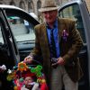 Rod Stewart arrive à Paris avec sa femme Penny Lancaster, en tenant son fils Aiden, le 15 juin 2011