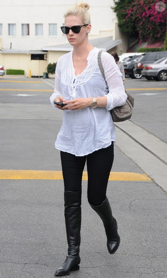 January Jones, enceinte de son premier enfant, faisant du shopping à Beverly Hills, le 17 juin 2011. Elle est radieuse !