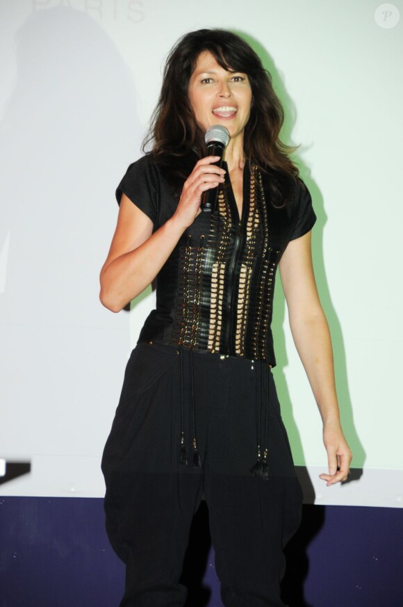 Karina  Lombard sur la scène lors de la remise du prix premier rendez-vous, au 25ème Festival du film romantique de Cabourg, le 17 juin 2011.
