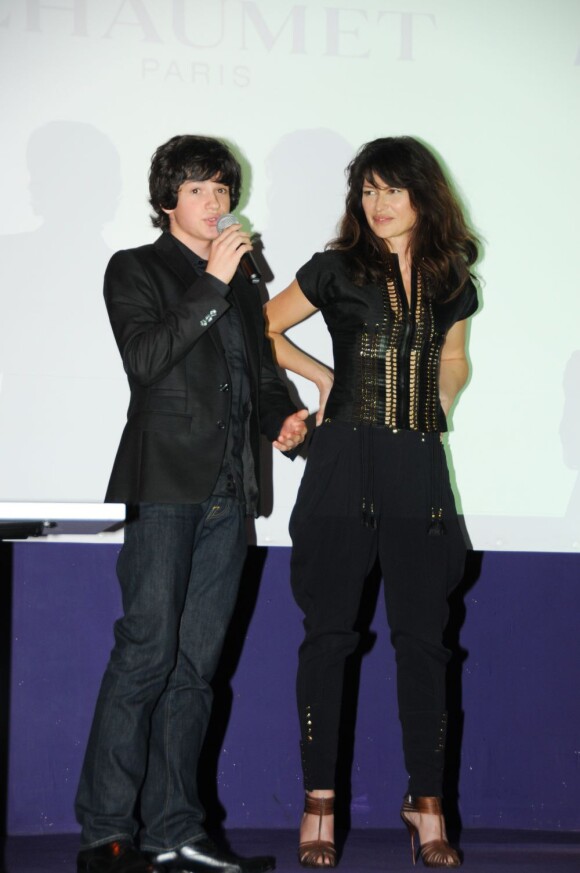 Jérémie Duvall et Karina Lombard, sur scène, après avoir reçu le prix du premier rendez-vous au festival de Cabourg, le 17 juin 2011.