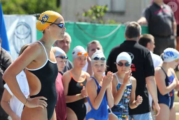 Pour son retour à la compétition, le 19 juin 2011, Laure Manaudou s'est appliquée à nager lentement, au meeting de Carcassonne, sympathique événement pour les enfants organisé par Jérôme Bouba