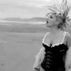 Ysa Ferrer dans son clip de Je Vois