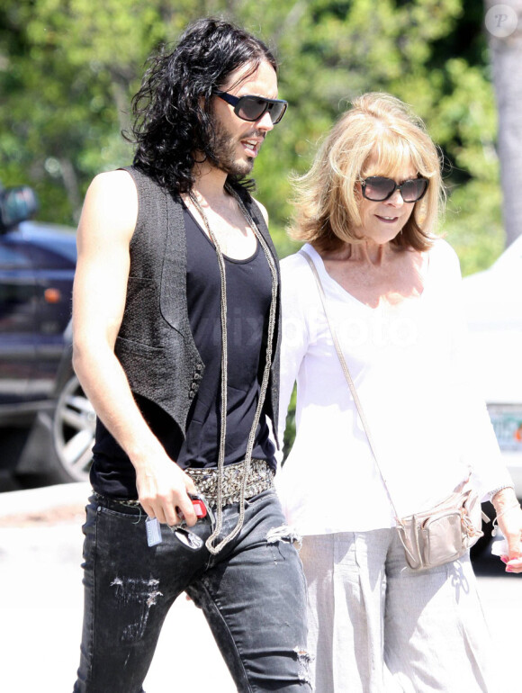 Russell Brand, avec sa mère, à Miami le 4 juin 2011