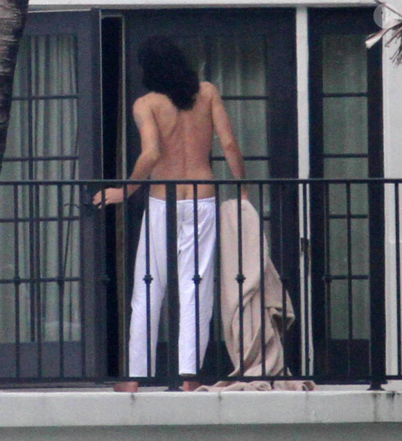 Russell Brand en pleine méditation sur la terrasse de son hôtel à Miami où se déroule le tournage de Rock of Ages le 12 juin 2011