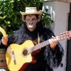Russell Brand, avec sa mère, à Miami le 4 juin 2011 : pour son anniversaire, un inconnu déguisé en singe lui a déposé des caisses de bananes !