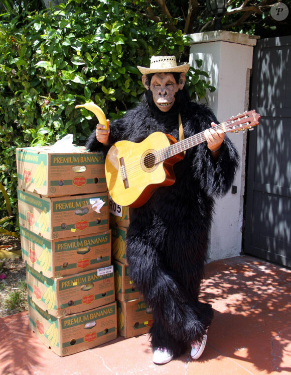 Russell Brand, avec sa mère, à Miami le 4 juin 2011 : pour son anniversaire, un inconnu déguisé en singe lui a déposé des caisses de bananes !