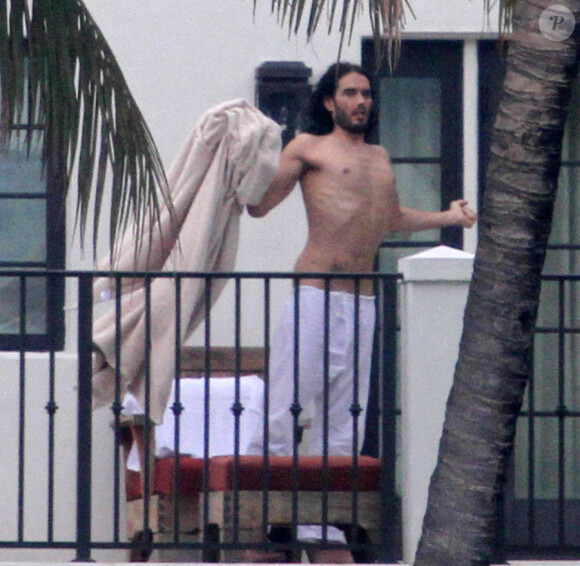 Russell Brand en pleine méditation sur la terrasse de son hôtel à Miami où se déroule le tournage de Rock of Ages le 12 juin 2011