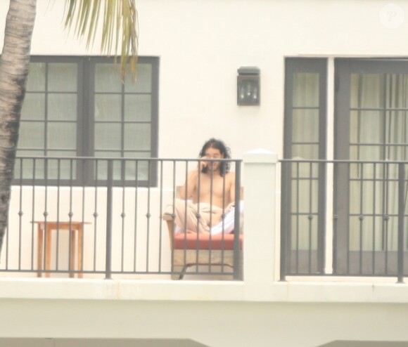 Russell Brand, en tournage pour Rock of Ages, se repose sur la terrasse de son hôtel à Miami le 12 juin 2011