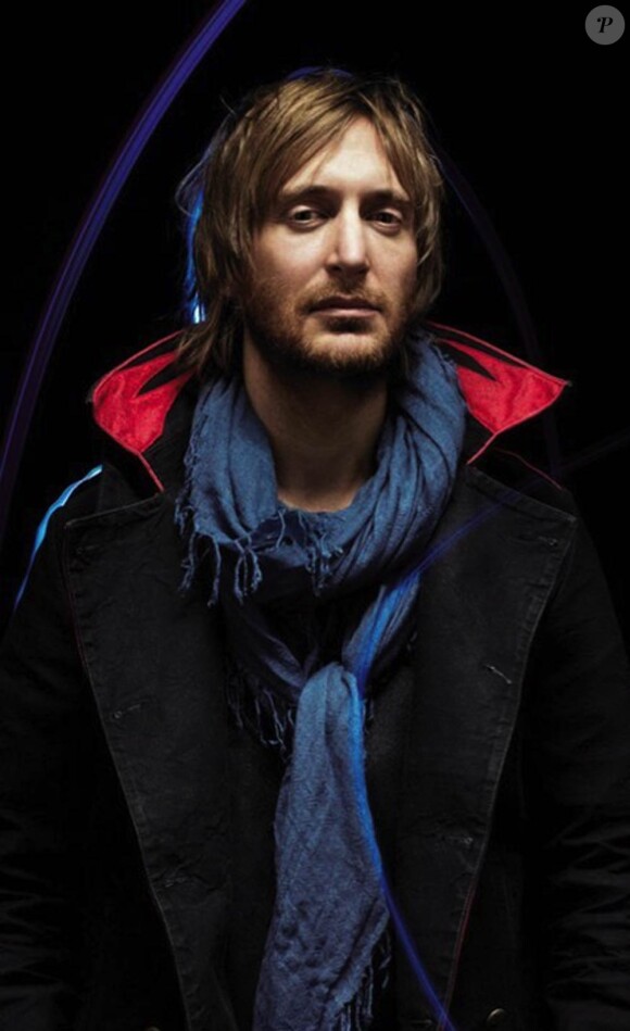 David Guetta, machine à tubes, compte plus de 21 millions de fans sur Facebook, série en cours.