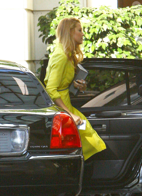 Blake Lively enveloppée dans une robe jaune à Los Angeles a offert un festival de tenues