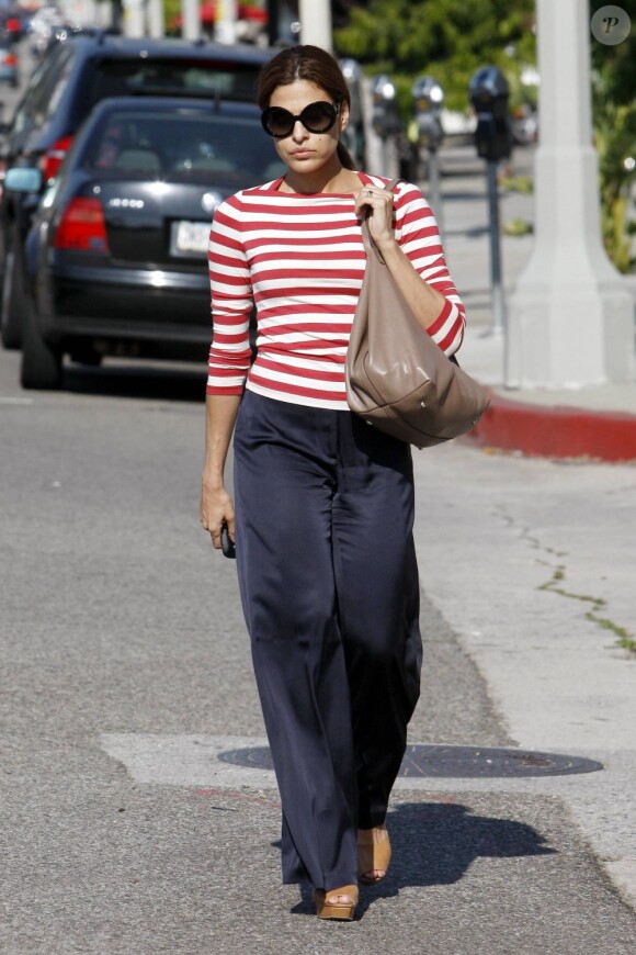Eva Mendes le 16 juin 2011 incognito dans les rues de Beverly Hills