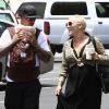 Pink est aux anges avec sa petite Willow et son mari amoureux, Carey Hart. Santa Monica, 16 juin 2011