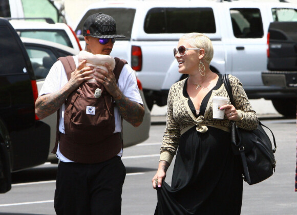 Pink est aux anges avec sa petite Willow et son mari amoureux, Carey Hart. Santa Monica, 16 juin 2011