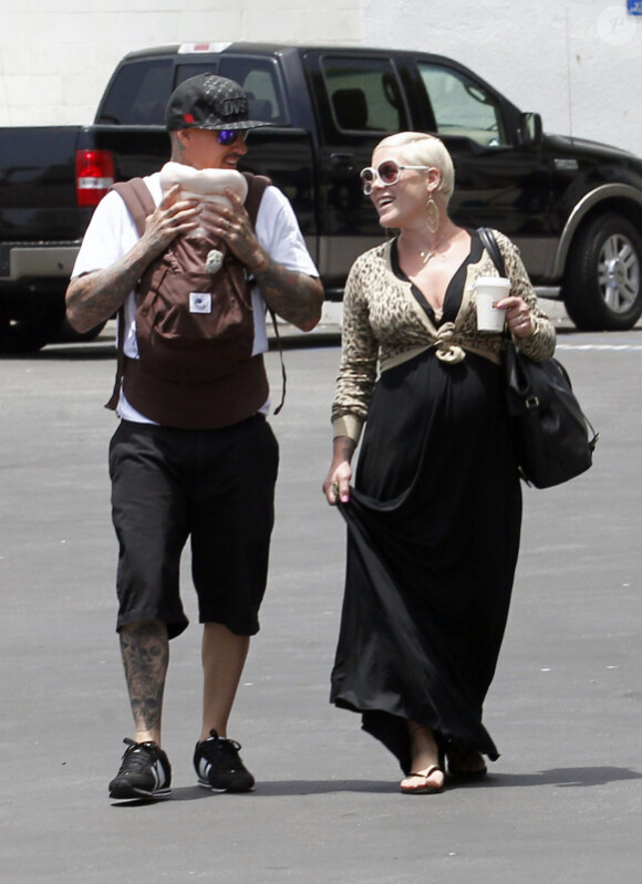 Pink et Carey Hart présentent leur fille Willow, née le 2 juin. Santa Monica, 16 juin 2011