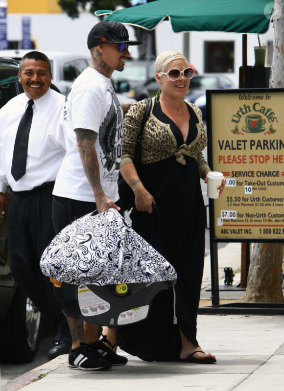 Pink et Carey Hart ne se séparent plus de leur poupée Willow. Santa Monica, 16 juin 2011