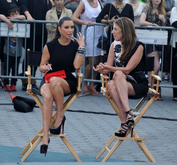 Kim Kardashian et Nina Garcia en tournage de la neuvième saison de Project Runway, au Battery Park de New York, le 24 juin 2011.