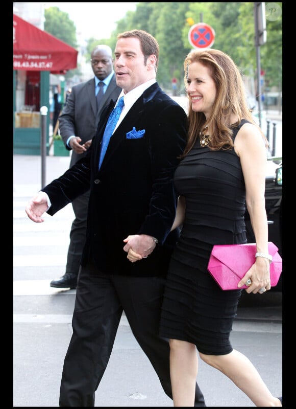John Travolta et sa femme Kelly Preston, très amoureux, vont dîner au restaurant La Tour d'argent à Paris le 21 juin 2011