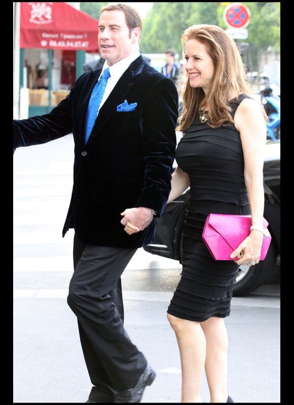 John Travolta et sa femme Kelly Preston, très élégants pour un dîner en tête à tête au restaurant La Tour d'argent à Paris le 21 juin 2011