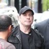 John Travolta, entouré de gardes du corps, s'apprête à entrer dans le restaurant asiatique Dave à Paris le 20 juin 2011