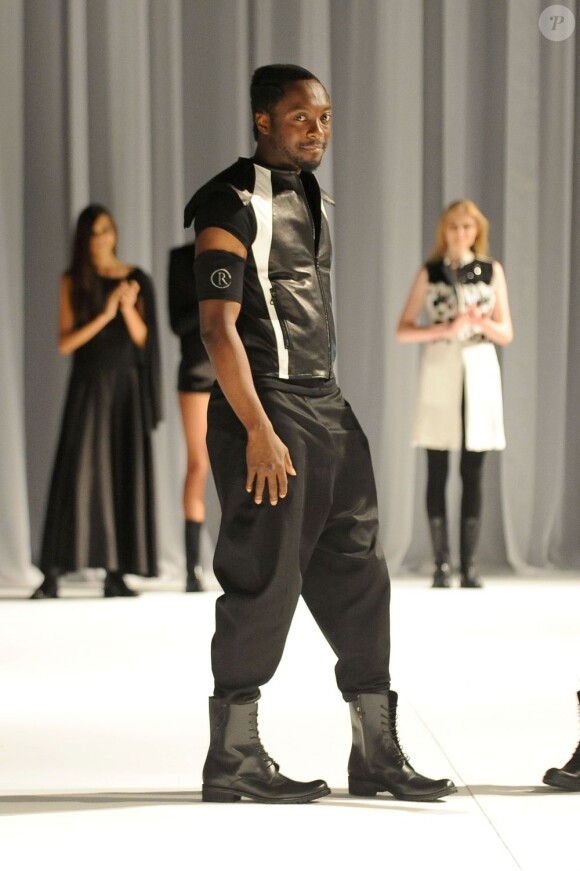 Timide mais souriant, Will.i.am a défilé pour le créateur japonais Rynshu lors de la Fashion Week parisien le 26 juin 2011