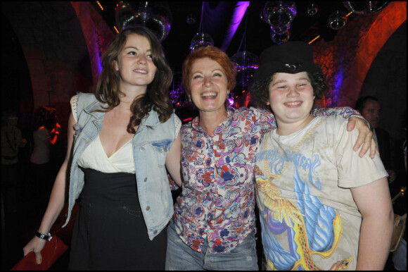 Véronique Genest en compagnie de sa fille et de son fils à la soirée télé organisée par Télé 7 Jours en juin 2010