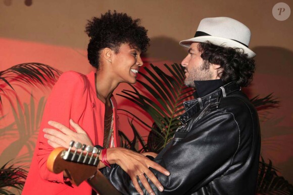 Matthieu Chedid s'est joint à son amie Ayo pour un concert endiablé à la Villa Chic, lors du Festival de Cannes, le 15 mai 2011.
