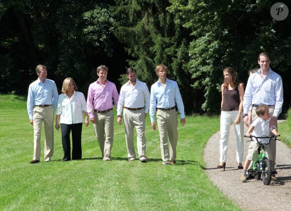 Le grand-duc Henri de Luxembourg et toute sa famille prenaient la pose,  sympathique habitude estivale, dans les jardins du château de  Colmar-Berg, le 27 juin 2011.
