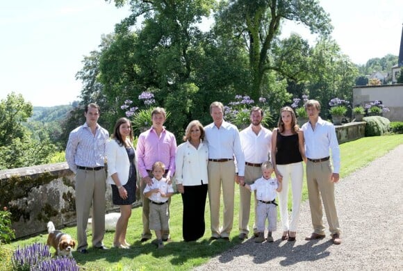 Le grand-duc Henri de Luxembourg et toute sa famille prenaient la pose,  sympathique habitude estivale, dans les jardins du château de  Colmar-Berg, le 27 juin 2011. De g. à d. : le prince Félix, la princesse Alexandra, le prince Louis et son fils Gabriel, le couple grand-ducal, le prince Guillaume, la princesse Tessy et son fils Gabriel, le prince Sébastien.