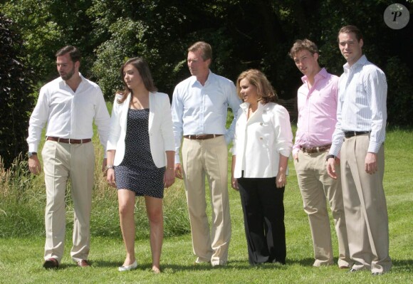 Le grand-duc Henri de Luxembourg et toute sa famille prenaient la pose,  sympathique habitude estivale, dans les jardins du château de  Colmar-Berg, le 27 juin 2011.