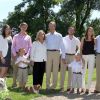 Le grand-duc Henri de Luxembourg et toute sa famille prenaient la pose,  sympathique habitude estivale, dans les jardins du château de  Colmar-Berg, le 27 juin 2011.