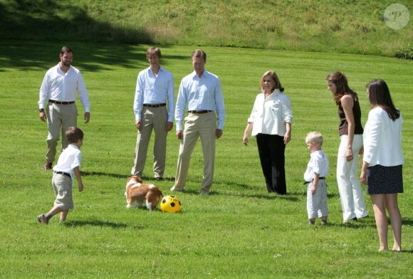 Partie de foot avec toutou dans les jardins du château de  Colmar-Berg. Le grand-duc Henri de Luxembourg et toute sa famille prenaient la pose,  sympathique habitude estivale, le 27 juin 2011.