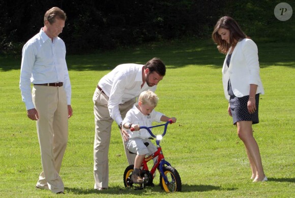 Le grand-duc Henri de Luxembourg (en photo avec le prince Guillaume, le jeune prince Noah et la princesse Alexandra) et toute sa famille prenaient la pose,  sympathique habitude estivale, dans les jardins du château de  Colmar-Berg, le 27 juin 2011.