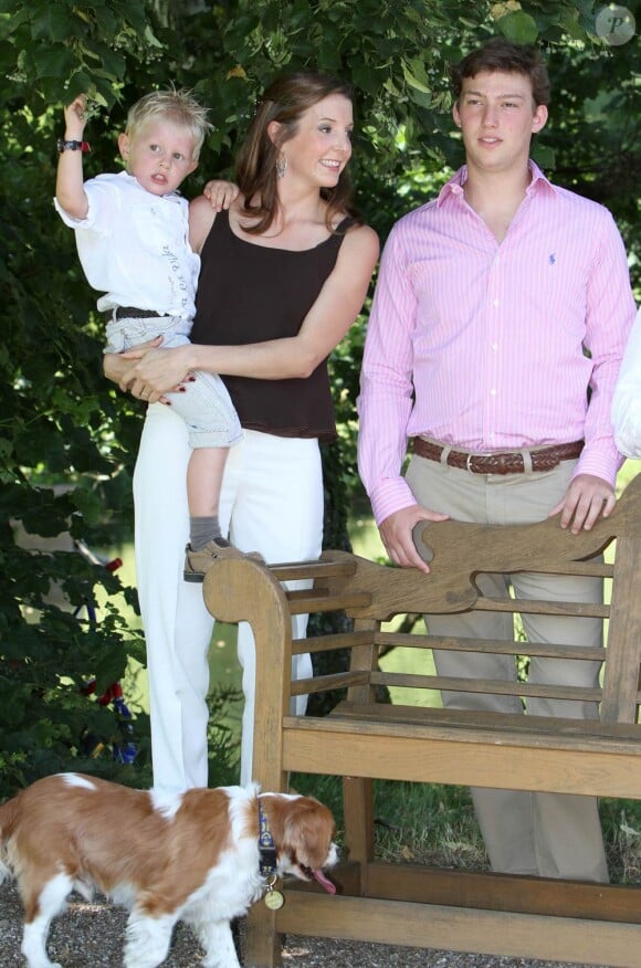 Le prince Louis et sa femme la princesse Tessy avec leur fils Noah.
Le grand-duc Henri de Luxembourg et toute sa famille prenaient la pose,   sympathique habitude estivale, dans les jardins du château de   Colmar-Berg, le 27 juin 2011.
