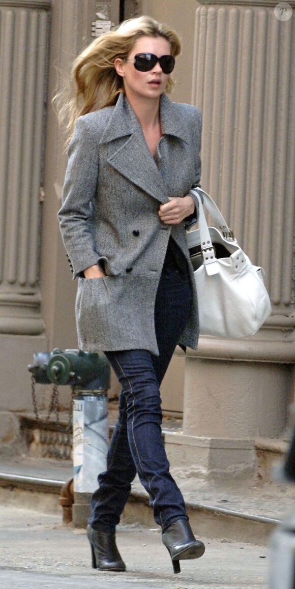Dans un look urbain plutôt élégant, Kate Moss n'en fait pas des tonnes mais nous donne toujours une belle leçon d'élégance. A Soho, New York, le 2 mai 2006.
