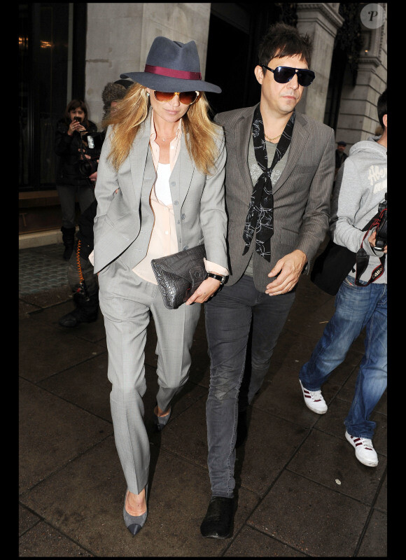Kate Moss et sur futur mari Jamie Hince sortent du restaurant Hince où ils ont déjeuné. Le mannequin porte un tailleur 3 pièces gris sur une chemise crème, des escarpins et une clutch grises. A Londres, le 23 février 2011.