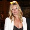 Kate Moss, qui rentre de la soirée Mango, porte un blazer à col châle blanc, son col V, son pantalon taille haute et ses talons noirs. Un look classique qui produit son effet. A Paris, le 17 mai 2011.