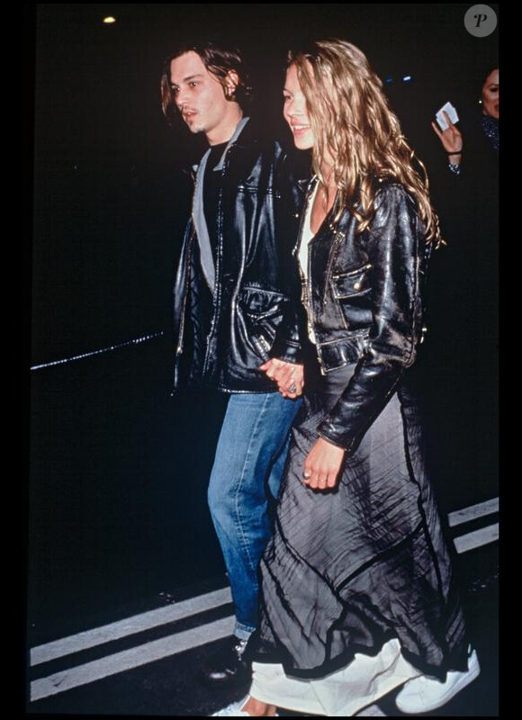 Le perfecto usé à souhait était un must à l'époque, et Kate Moss, ici en compagnie de son petit ami de l'époque Johnny Depp, l'avait bien compris. A Los Angeles, 1994.
