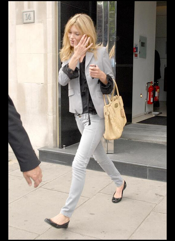 Le mannequin anglais fait du shopping dans les rues de Londres, ballerines au pied, et sac Mulberry au bras. A Londres, le 20 mai 2008.
