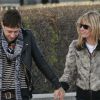 Jamie Hince et Kate Moss se promènent dans le quartier de Saint-Germain-des-Près. A Paris, le 19 mars 2008.
