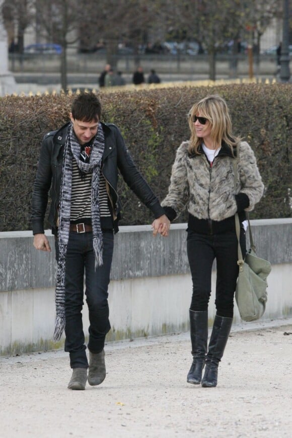 Jamie Hince et Kate Moss se promènent dans le quartier de Saint-Germain-des-Près. A Paris, le 19 mars 2008.