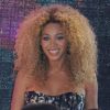 Beyoncé, les yeux brillants, fait une suprise en venant à un cours de danse de son   chorégraphe Frank Gatson lors d'une présentation du club des Boys and   Girls de Harlem à New York - 30 juin 2011
